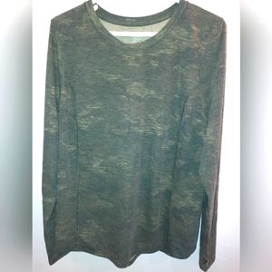 NWT Avia green camouflage long sleeve athletic t-shirt with pleated back XXL